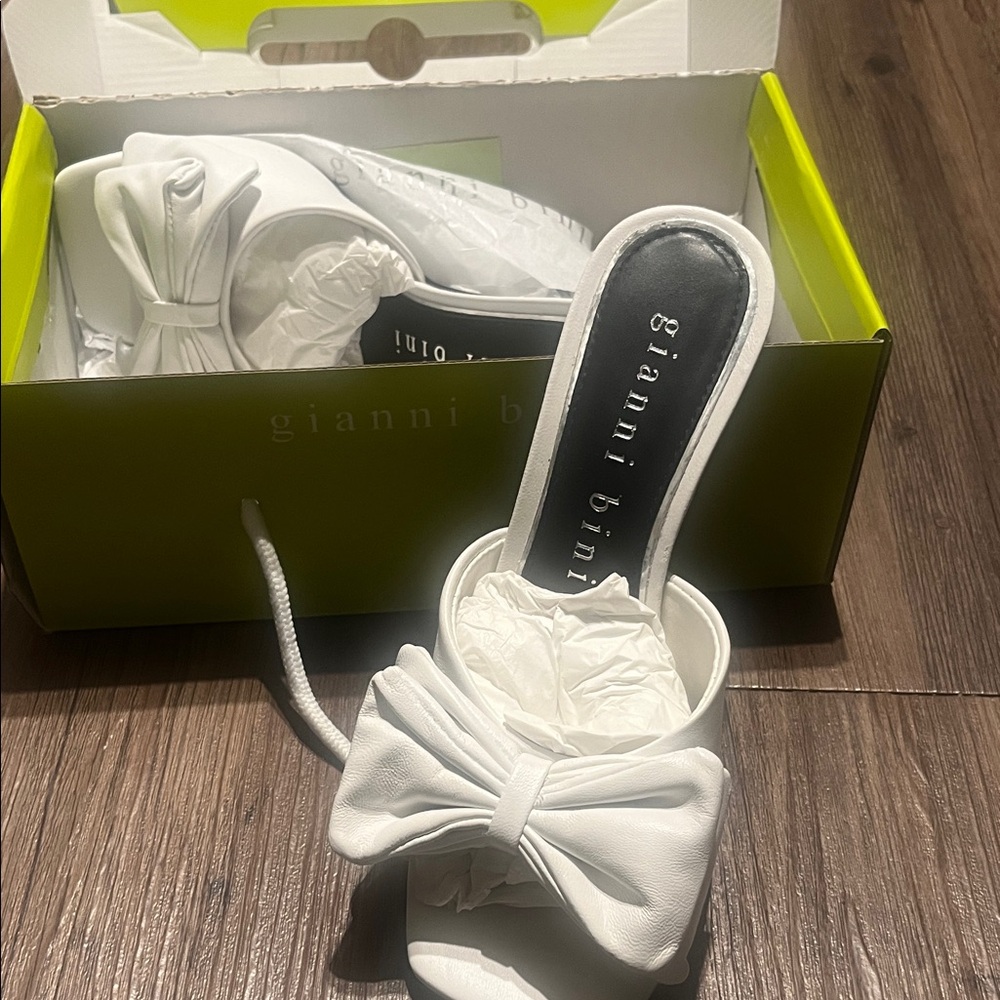 Gianni Bini White Bow Slide Sandals